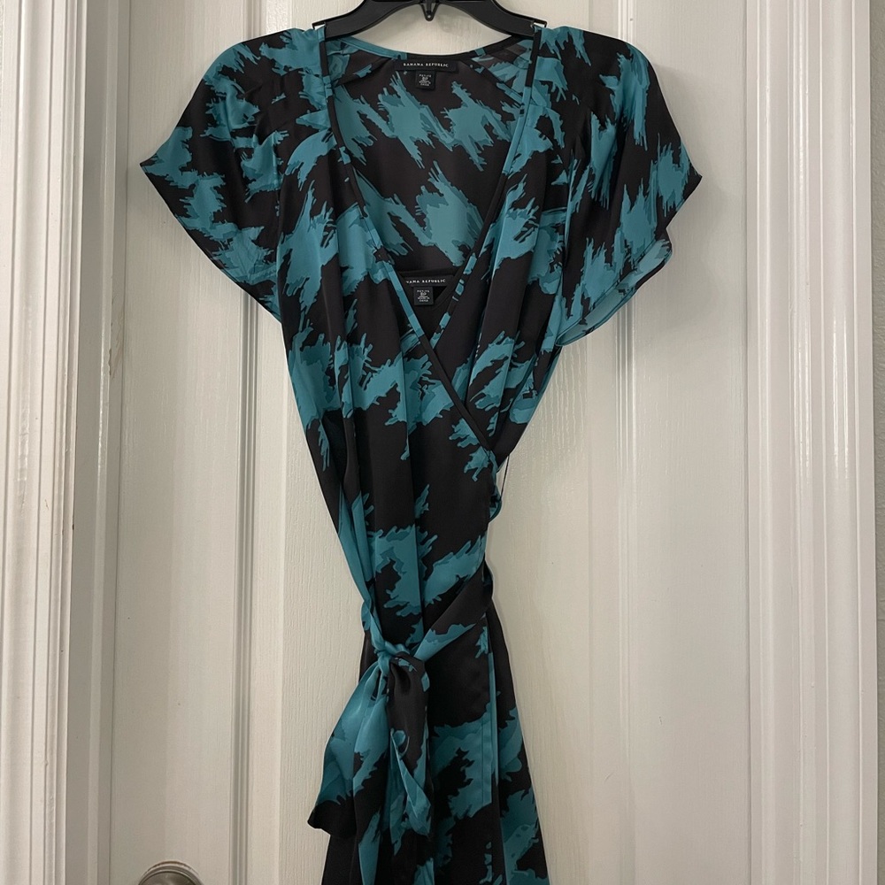Banana Republic 8P teal & black wrap dress 100% silk shell 100% polyester lining